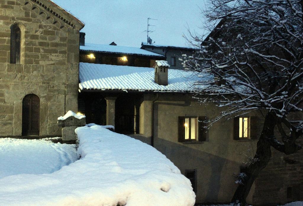阿尔基奥斯特罗中世纪修道院历史公寓 Sotto il Monte 客房 照片